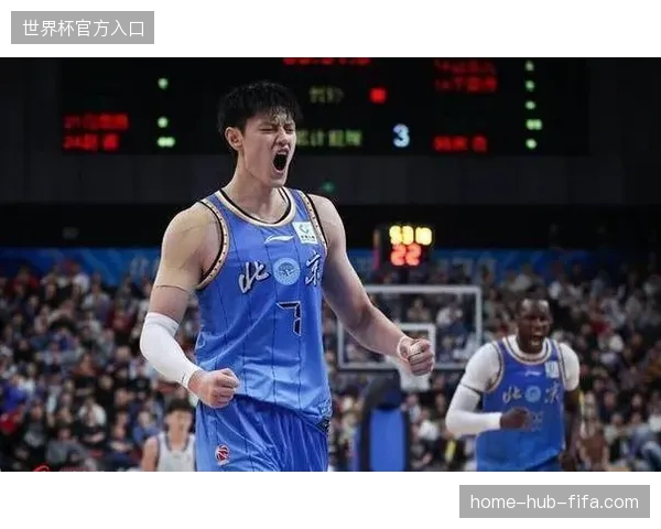 周琦与曾凡博联手打造无限换防体系,北京队用顶级防守效率弥补小阵容身高劣势 周琦与曾凡博联手打造无限换防体系,北京队用顶级防守效率弥补小阵容身高劣势